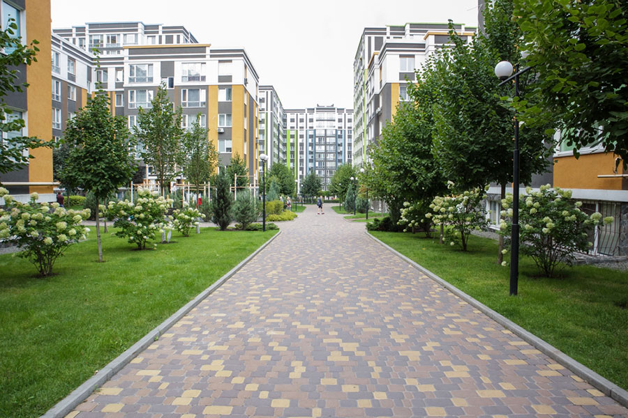 Allée pavée dans une ville